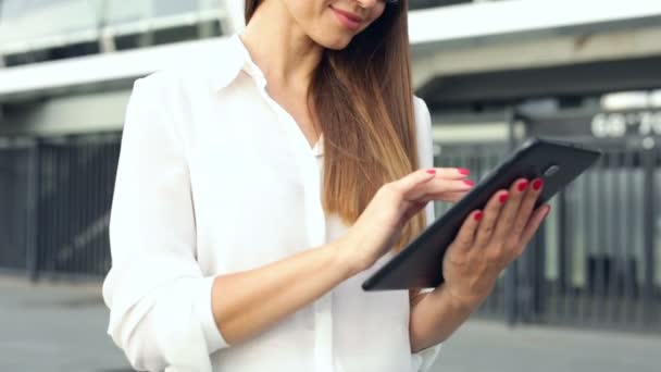 Επιχειρήσεων Γυναίκα Στέκεται Κρατώντας Υπολογιστή Tablet Πληκτρολόγηση Και Texing — Αρχείο Βίντεο