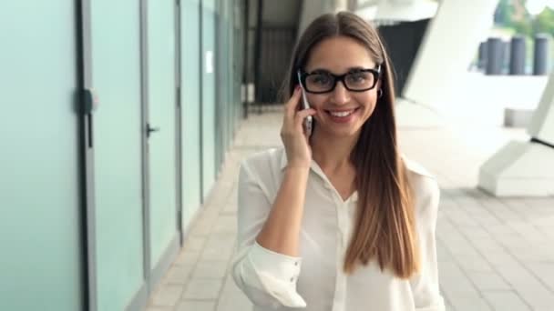 Sonriente Mujer Negocios Feliz Caminando Mirando Cámara Hablando Teléfono Móvil — Vídeos de Stock