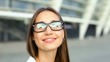 Gülümseyen kadın portresi. Cityscape gözlüklü yansıması.