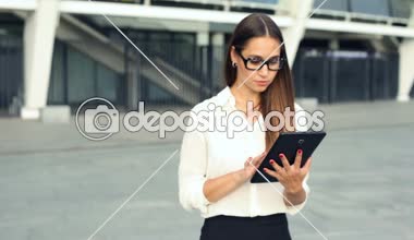 Yürüyüş, dijital tablet holding ve tipik bir iş kadını.