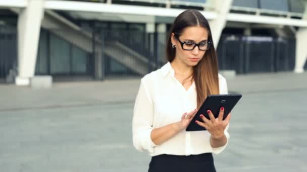 Mulher Negócios Andando Segurando Tablet Digital Digitação — Vídeo de Stock