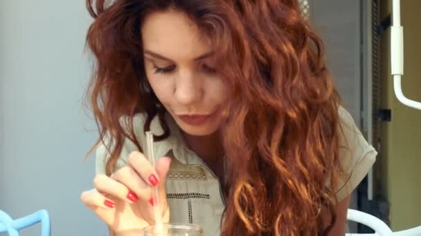 魅力的な若い女性のカフェでレモネードを飲むサングラス外出 — ストック動画