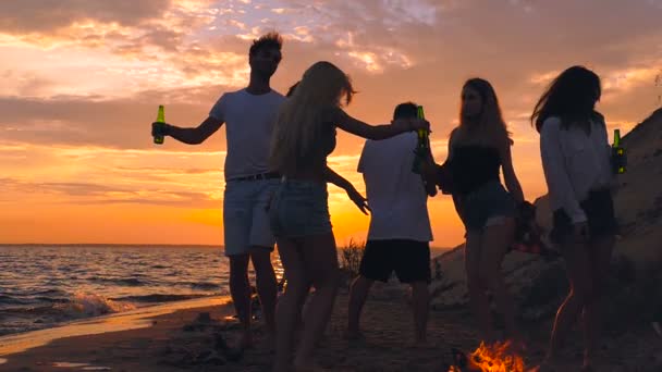 Gruppo Persone Che Ballano Sulla Spiaggia Vicino Falò Rallentatore — Video Stock