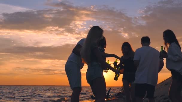 Pessoas Felizes Dançando Praia Hora Pôr Sol Movimento Lento — Vídeo de Stock