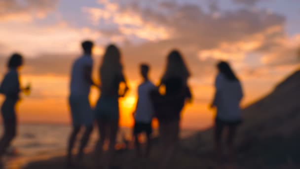 Grupo Personas Bailando Durante Atardecer Movimiento Lento — Vídeo de stock