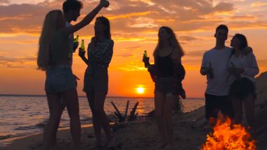 Eğleniyor, selfies üstünde smartphone alarak arkadaş grubu. Gün batımı. Ağır çekim.