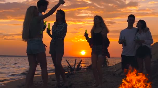 Gruppo Amici Che Divertono Scattando Selfie Sullo Smartphone Tramonto Rallentatore — Video Stock