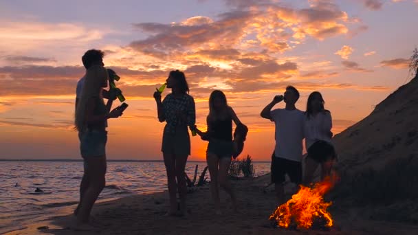Ομάδα Φίλων Έχοντας Διασκέδαση Στην Παραλία Χορεύει Πίνει Μπύρα — Αρχείο Βίντεο