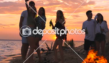 Selfies Smartphone alarak iyi vaktinizi arkadaş grubu. Slowmotion.