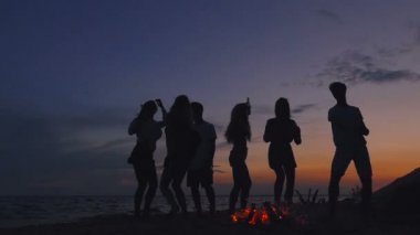Plaj partisi sonu. Arkadaş grubu Silhouttes.