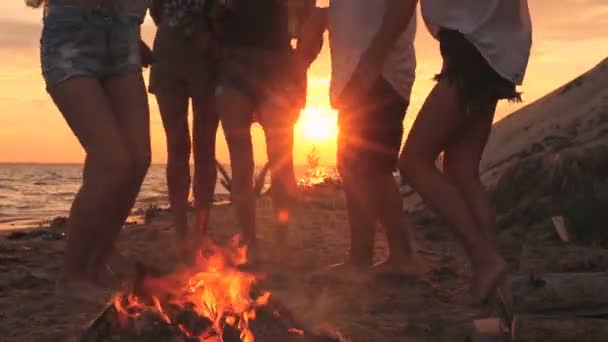 Jambes Dansantes Amis Sur Plage Fête Plage Heure Coucher Soleil — Video