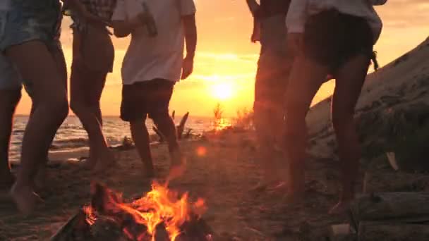 Taniec Nogi Grupy Przyjaciół Plaży Pobliżu Ogniska Beach Party Zachód — Wideo stockowe