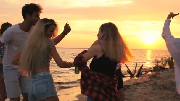 Grupo Amigos Bailando Playa Tiempo Puesta Del Sol — Vídeos de Stock