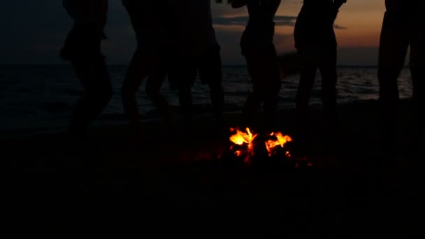 Silhouttes Gruppo Amici Che Ballano Sulla Spiaggia Dopo Tramonto Fine — Video Stock