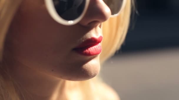 Porträt Einer Blonden Frau Die Auf Der Straße Kaffee Trinkt — Stockvideo