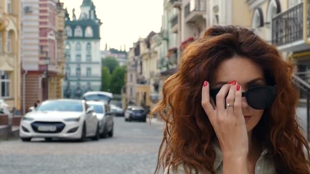 Sokak Yürüme Çekici Kadın Gözlük Geçirerek Kaldırın Ağır Çekim — Stok video