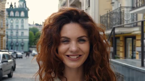 Portret Kobiety Szczęśliwy Kręcone Włosy Uśmiechając Się Patrząc Kamery Zwolnionym — Wideo stockowe
