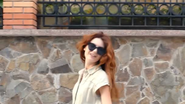 Симпатичная Счастливая Кудрявая Женщина Наслаждающаяся Хорошим Днем Гуляющая Улице Медленное — стоковое видео