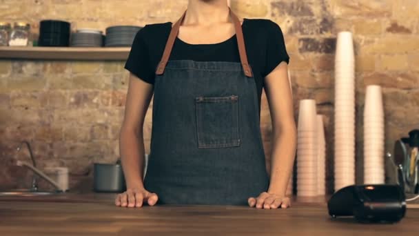 Portret Van Vrouwelijke Coffee Shop Eigenaar Camera Kijken Steadycam Schot — Stockvideo