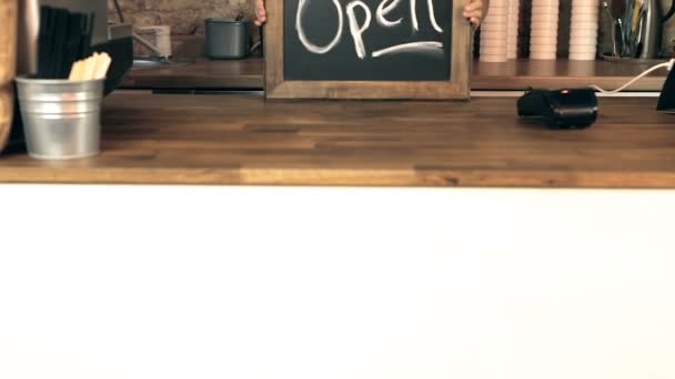 Vrouwelijke Koffie Winkeleigenaar Kijken Schoolbord Met Teken Open Glimlachend Camera — Stockvideo