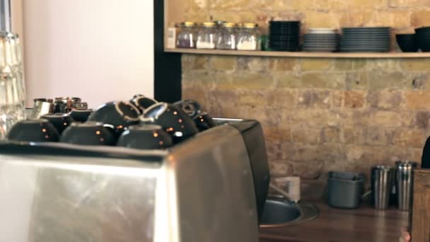Mooie Koffie Winkeleigenaar Schoolbord Met Teken Open Het Bedrijf Steadycam — Stockvideo