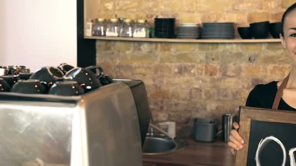 Счастливая Владелица Кофейни Держит Доску Открытой Вывеской Стедикам Шот — стоковое видео