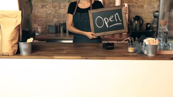 Kadın Kahve Dükkanı Sahibi Işareti Açık Ile Kara Tahta Üzerinde — Stok video