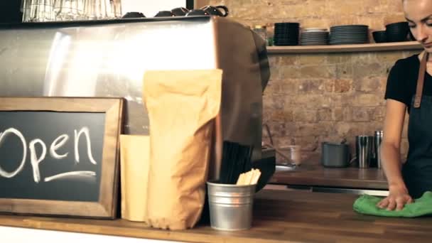 Coffeeshop Besitzer Barista Bereitet Seinen Arbeitsplatz Vor Und Wischt Staub — Stockvideo