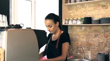 Garson servis müşteri, ywo bardak kahve vererek. Müşteri hareketi sonucu gösteriliyor. Smartphone ödeme.