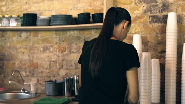 Lächelnde Kellnerin Gibt Tasse Kaffee Den Kunden Tut Nfc Zahlung — Stockvideo