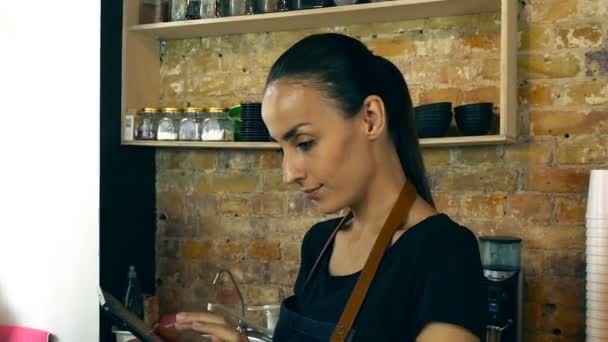 Emir Alan Dijital Tablet Ile Çalışan Garson — Stok video