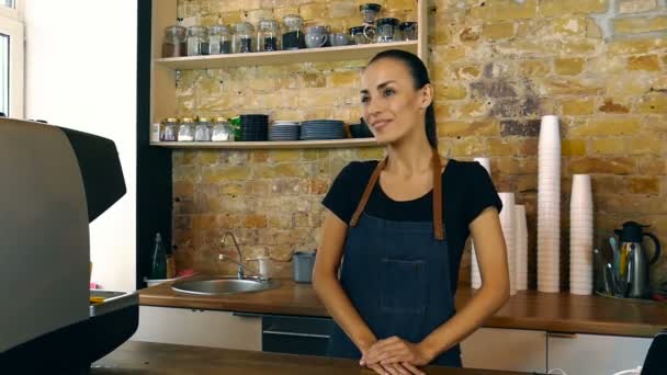 Garson Veya Kahve Dükkanı Sahibi Tebrik Müşteri Kahve Dükkanında Ağır — Stok video