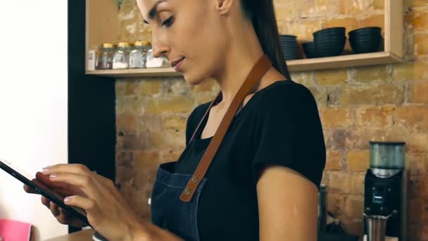 Camarera Dueño Cafetería Tomando Orden Trabajando Con Tableta Digital Cámara — Vídeos de Stock