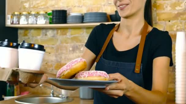 Primer Plano Camarera Dando Rosquillas Dos Tazas Café Cliente Cafetería — Vídeo de stock