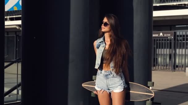 Mutlu Gülümseyen Genç Kadın Caddesi Holding Longboard Arkadan Ayakta — Stok video