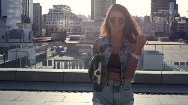 Mujer Joven Feliz Con Gafas Sol Sosteniendo Longboard Caminando Por — Vídeos de Stock