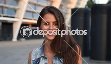 Arayan genç şık kadın kamera ve güle güle güle güle jest yapıyor.