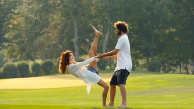 Mutlu çift şehir parkı açık havada eğleniyor. Slowmotion.