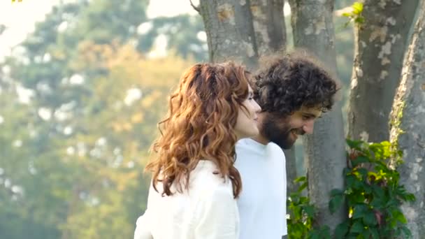 Pareja Sonriendo Caminando Hablando Parque Movimiento Lento — Vídeo de stock