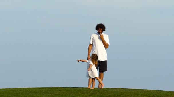 Padre Pasando Tiempo Con Hija Pequeña Aire Libre Lento — Vídeos de Stock