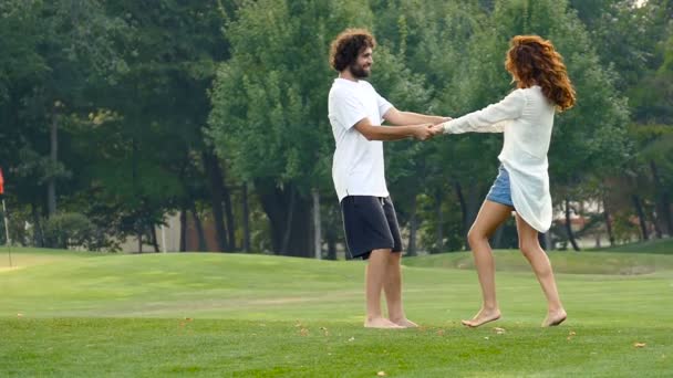 Glückliches Verliebtes Paar Genießt Einen Schönen Sommertag Stadtpark Händchen Halten — Stockvideo