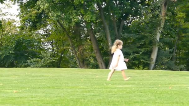 Kid Meisje Buiten Wandelen Het Park Het Groene Gras — Stockvideo