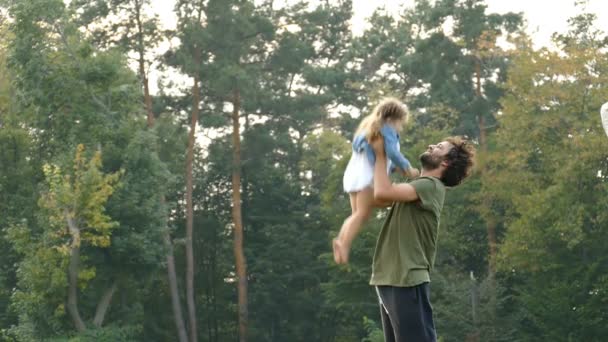 Отец Играет Маленькой Дочкой Открытом Воздухе Городском Парке Слоумоция — стоковое видео
