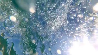 Kabarcıklar su altında güneş karşı. Slowmotion. Actioncamera atış.
