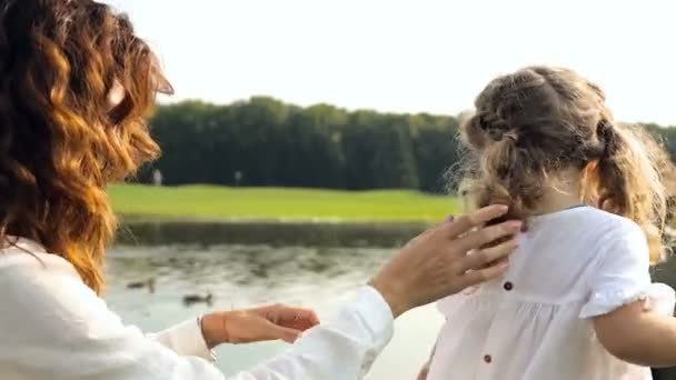 Familjeweekend Parken Mamma Klär Hennes Lilla Dotter Steadycam Skott — Stockvideo