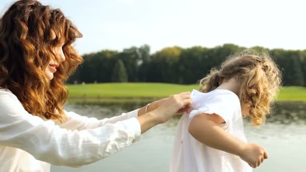 Boldog Család Anya Aranyos Kis Lánya Apa Hétvégén Ideje Parkban — Stock videók