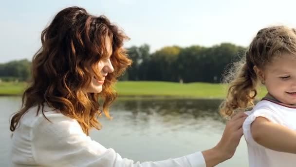 Bonne Mère Fille Dans Parc Près Étang Mère Déshabiller Petite — Video