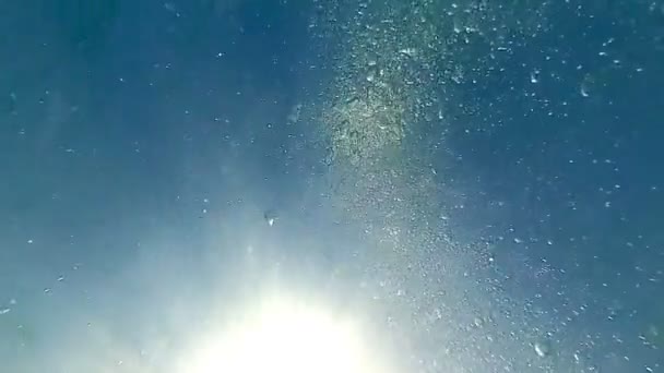 Blasen Unter Wasser Gegen Die Sonne Zeitlupe Action Kamerafahrt — Stockvideo