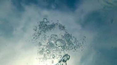 Kabarcıklar su altında güneş karşı. Slowmotion. Actioncamera atış.