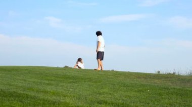 Açık havada parkta küçük kızıyla vakit Peder. Güneşli hafta sonu gün.